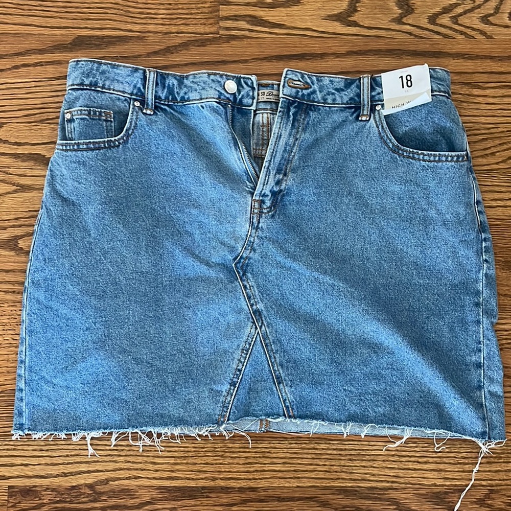 Brand new jean skirt from Primark in Toulousse, France. Size 14 US.